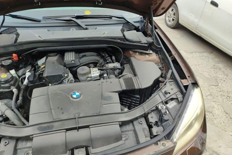 Used BMW X1 2013 sDrive18i Fashion Model Engine Bay Left