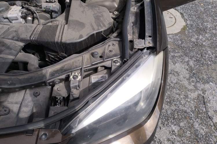 Used BMW X1 2013 sDrive18i Fashion Model Engine Bay Left