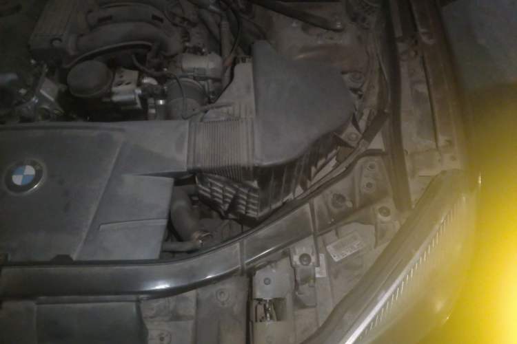 Used BMW X1 2013 sDrive18i Fashion Model Engine Bay Left