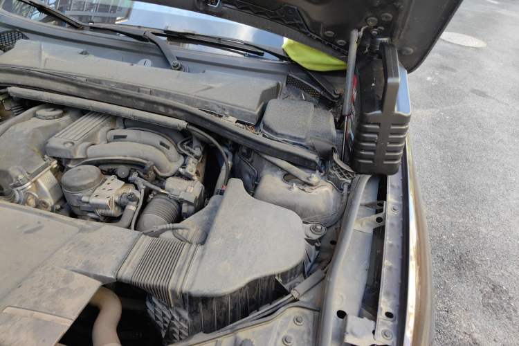 Used BMW X1 2013 sDrive18i Fashion Model Engine Bay Left