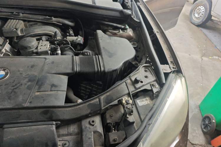 Used BMW X1 2013 sDrive18i Fashion Model Engine Bay Left
