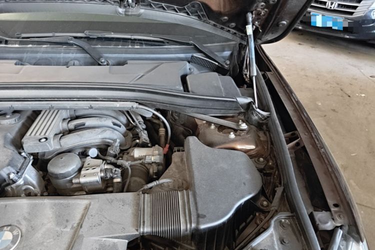 Used BMW X1 2013 sDrive18i Fashion Model Engine Bay Left