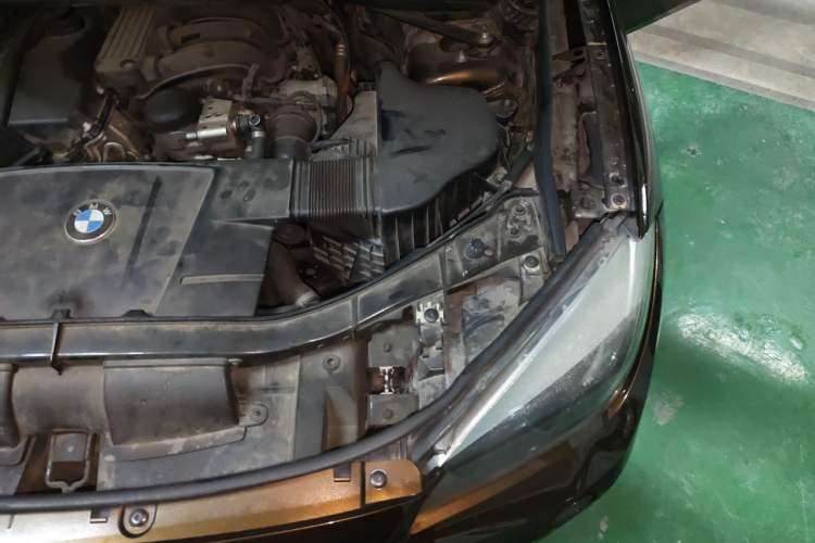 Used BMW X1 2013 sDrive18i Fashion Model Engine Bay Left