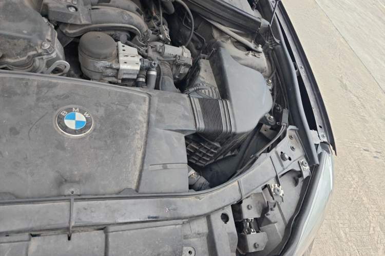 Used BMW X1 2013 sDrive18i Fashion Model Engine Bay Left
