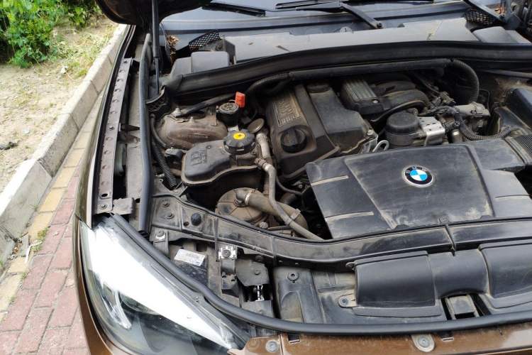 Used BMW X1 2013 sDrive18i Fashion Model Engine Bay Right