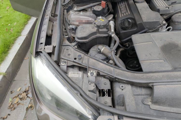 Used BMW X1 2013 sDrive18i Fashion Model Engine Bay Right