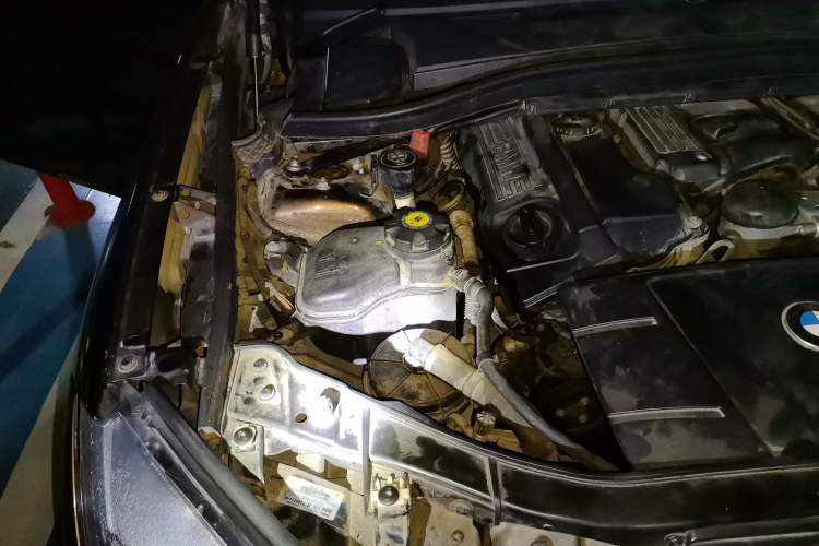 Used BMW X1 2013 sDrive18i Fashion Model Engine Bay Right