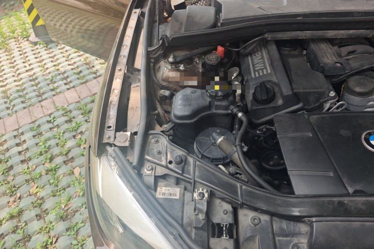 Used BMW X1 2013 sDrive18i Fashion Model Engine Bay Right