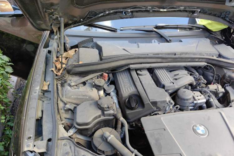 Used BMW X1 2013 sDrive18i Fashion Model Engine Bay Right