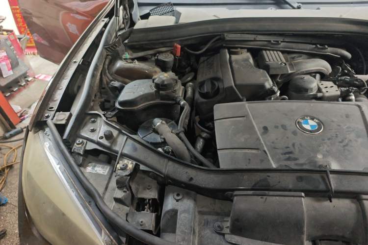 Used BMW X1 2013 sDrive18i Fashion Model Engine Bay Right