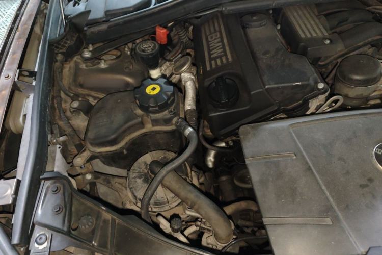 Used BMW X1 2013 sDrive18i Fashion Model Engine Bay Right