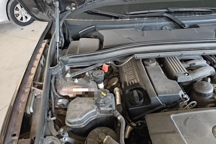 Used BMW X1 2013 sDrive18i Fashion Model Engine Bay Right