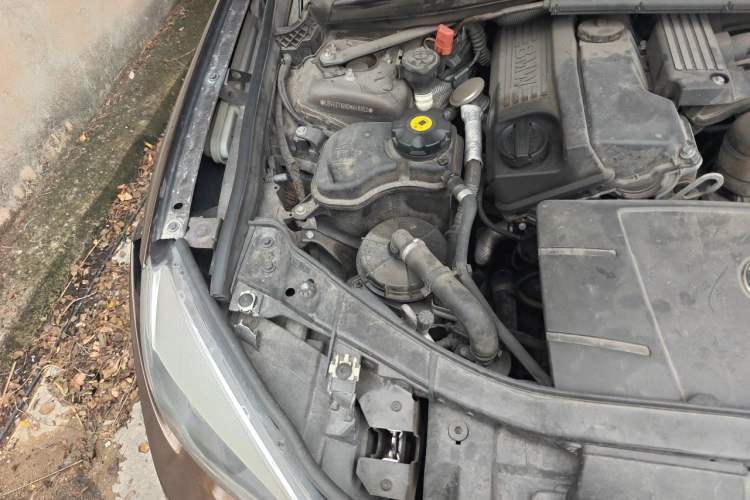 Used BMW X1 2013 sDrive18i Fashion Model Engine Bay Right