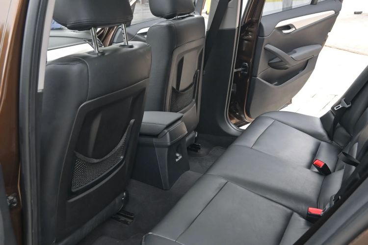 Used BMW X1 2013 sDrive18i manual model Interior 6