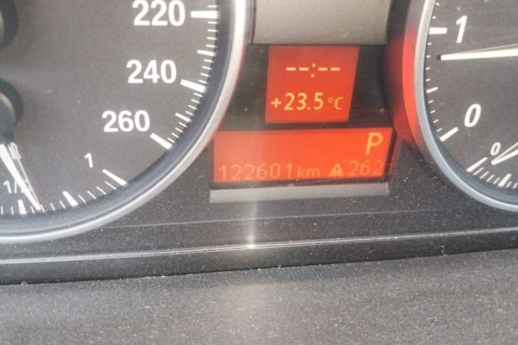 Used BMW X1 2013 sDrive18i Fashion Model Odometer Close Up