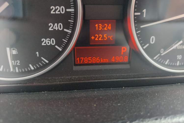 Used BMW X1 2013 sDrive20i Sports Design Package Odometer Close Up