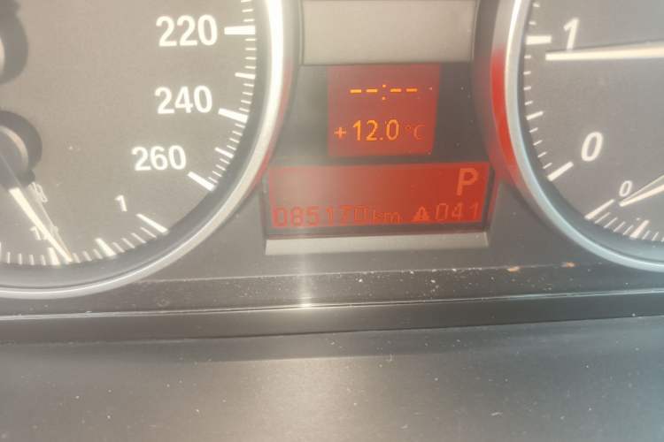 Used BMW X1 2013 sDrive18i Fashion Model Odometer Close Up