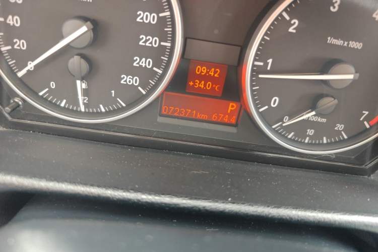 Used BMW X1 2013 sDrive18i Fashion Model Odometer Close Up