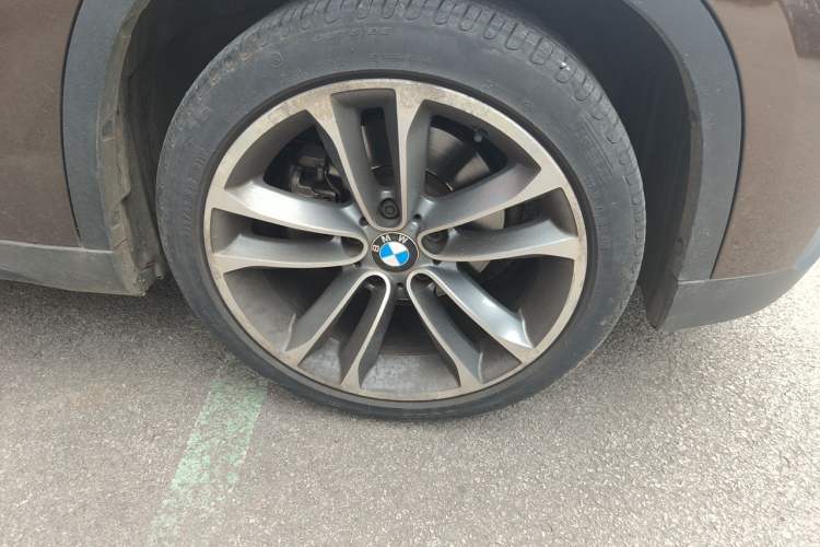 Used BMW X1 2013 sDrive20i Sports Design Package Right Front Wheel Hub