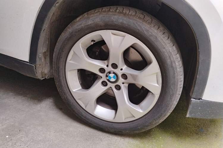 Used BMW X1 2013 sDrive18i Leading Model Right Front Wheel Hub