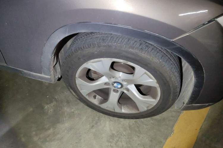 Used BMW X1 2013 sDrive18i manual model Right Front Wheel Hub