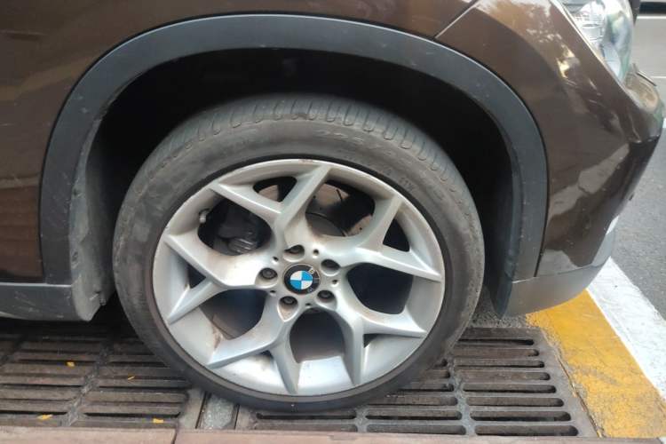 Used BMW X1 2013 xDrive20i X Design Package Right Front Wheel Hub