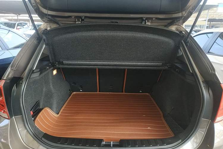 Used BMW X1 2013 sDrive18i Fashion Model Trunk
