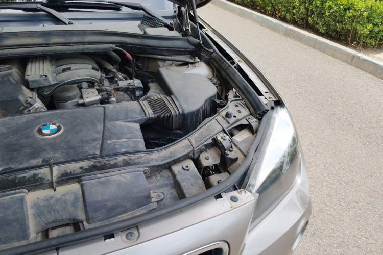 Used BMW X1 2013 sDrive18i Fashion Model Engine Bay Left