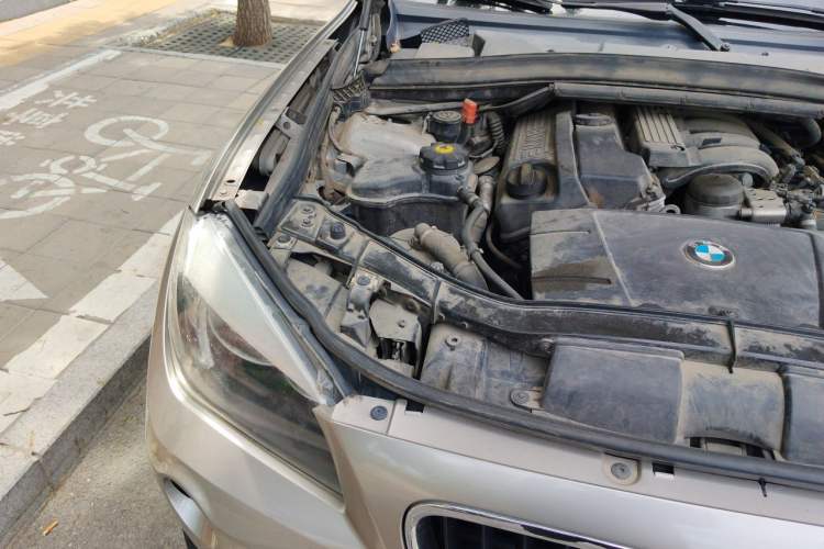 Used BMW X1 2013 sDrive18i Fashion Model Engine Bay Right