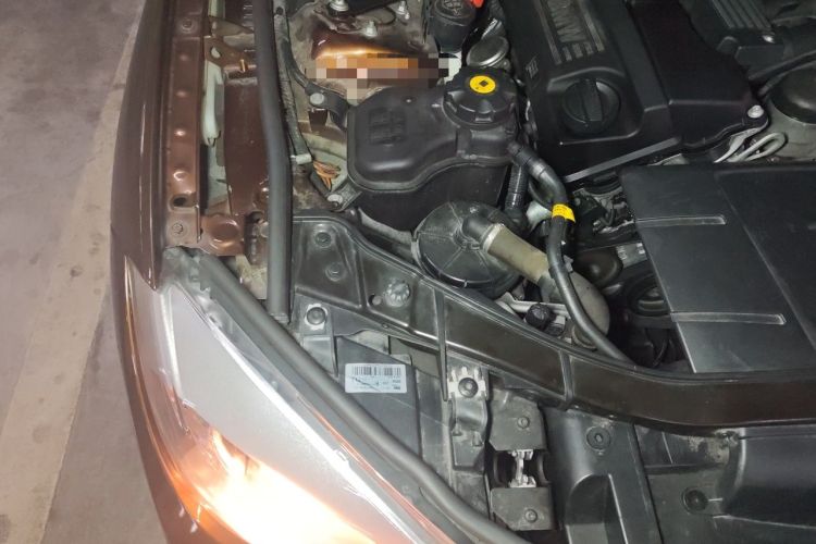 Used BMW X1 2013 sDrive18i Fashion Model Engine Bay Right