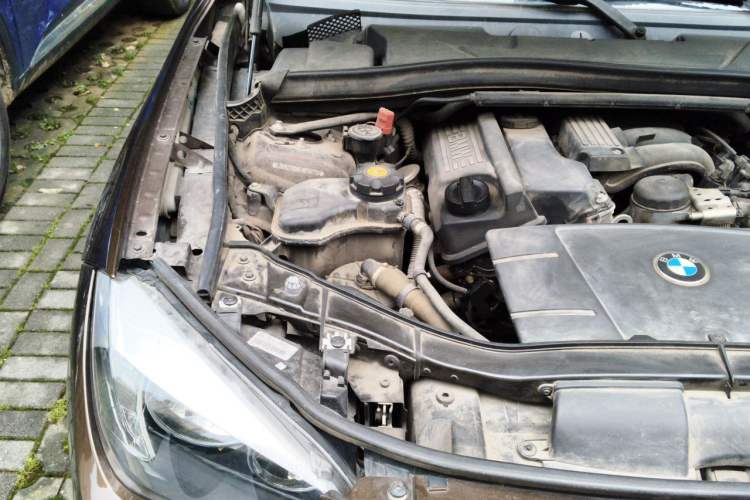 Used BMW X1 2013 sDrive18i Fashion Model Engine Bay Right