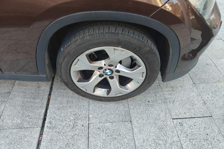Used BMW X1 2013 sDrive18i manual model Right Front Wheel Hub