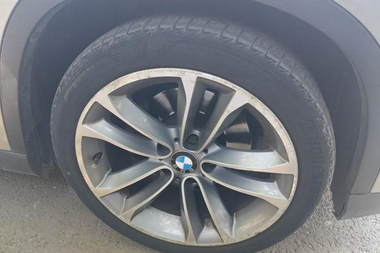 Used BMW X1 2013 sDrive20i Sports Design Package Right Front Wheel Hub