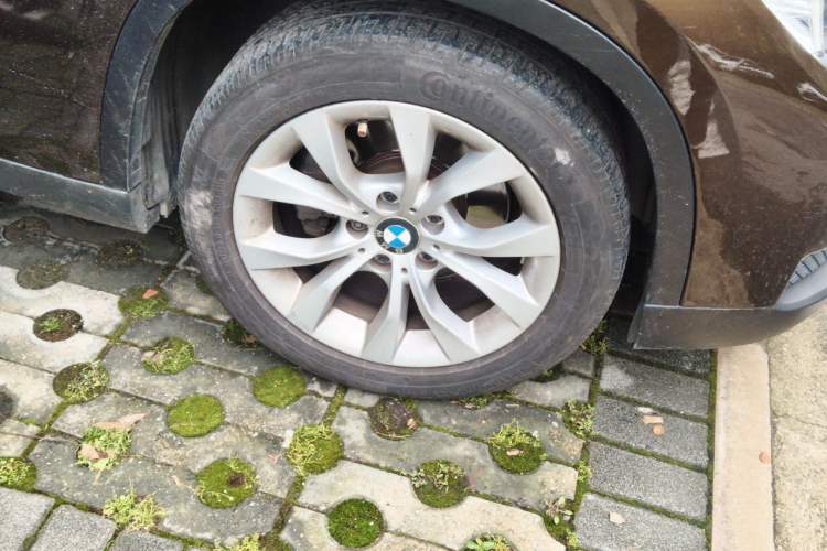 Used BMW X1 2013 sDrive18i Fashion Model Right Front Wheel Hub