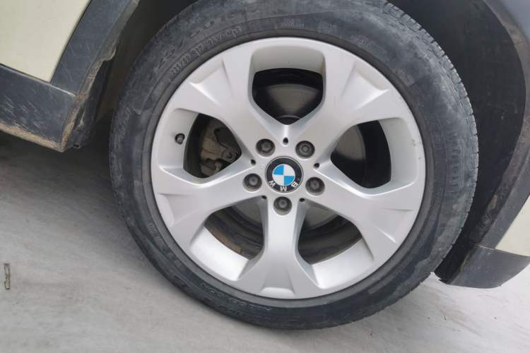 Used BMW X1 2013 sDrive18i Leading Model Right Front Wheel Hub