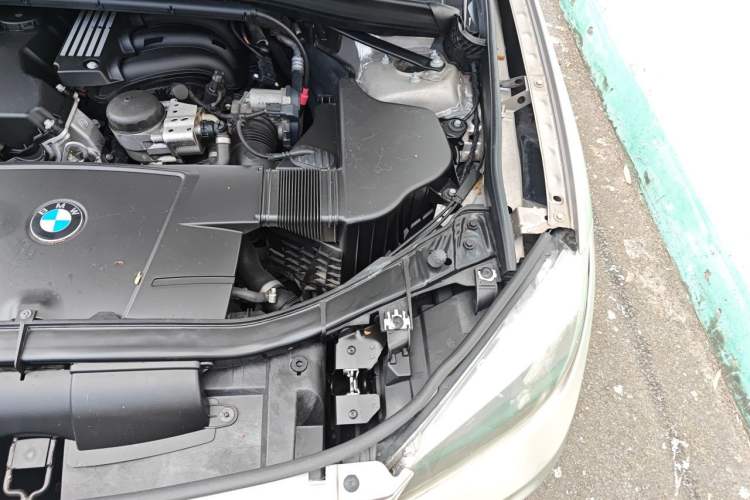 Used BMW X1 2013 sDrive18i Fashion Model Engine Bay Left