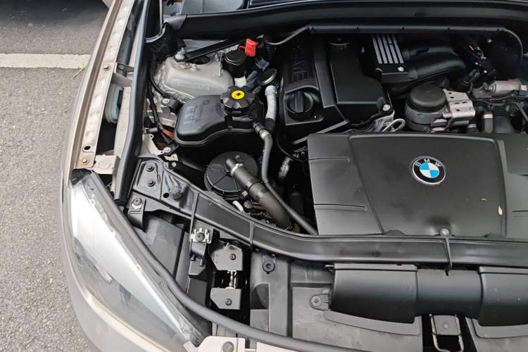 Used BMW X1 2013 sDrive18i Fashion Model Engine Bay Right