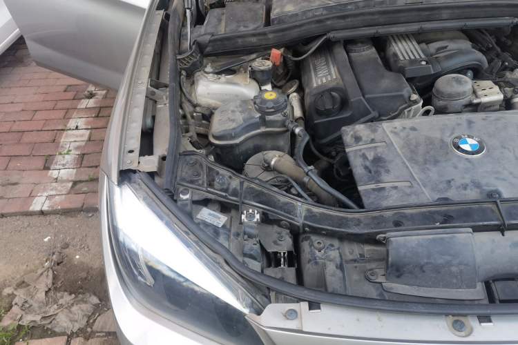 Used BMW X1 2013 sDrive18i Fashion Model Engine Bay Right