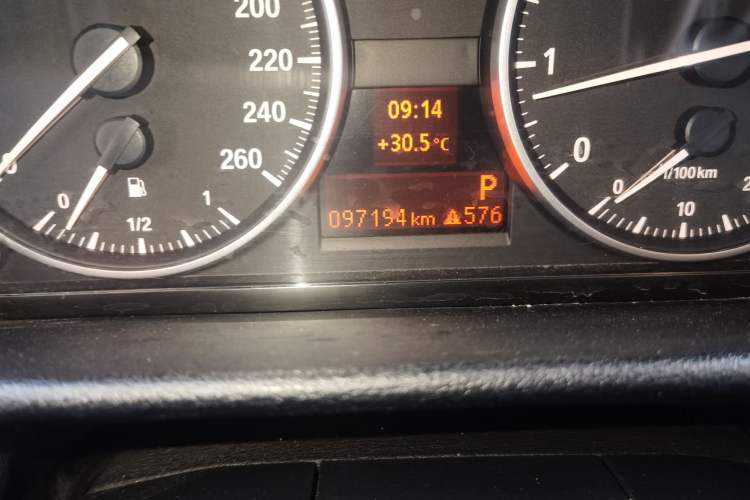 Used BMW X1 2013 sDrive18i Fashion Model Odometer Close Up