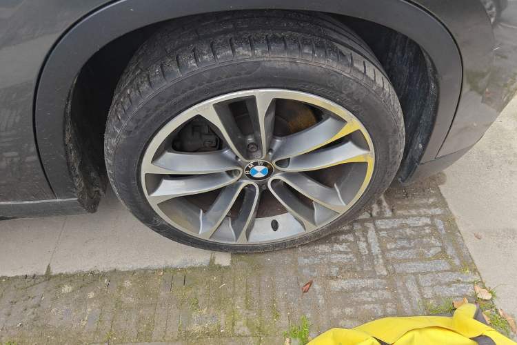 Used BMW X1 2013 sDrive18i Sport Design Package Right Front Wheel Hub