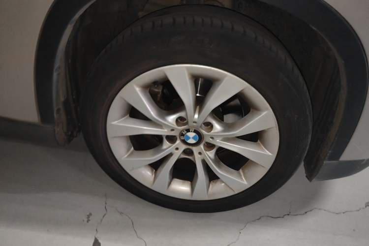 Used BMW X1 2013 sDrive18i Fashion Model Right Front Wheel Hub