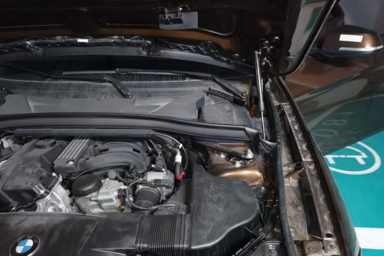 Used BMW X1 2013 sDrive18i Fashion Model Engine Bay Left
