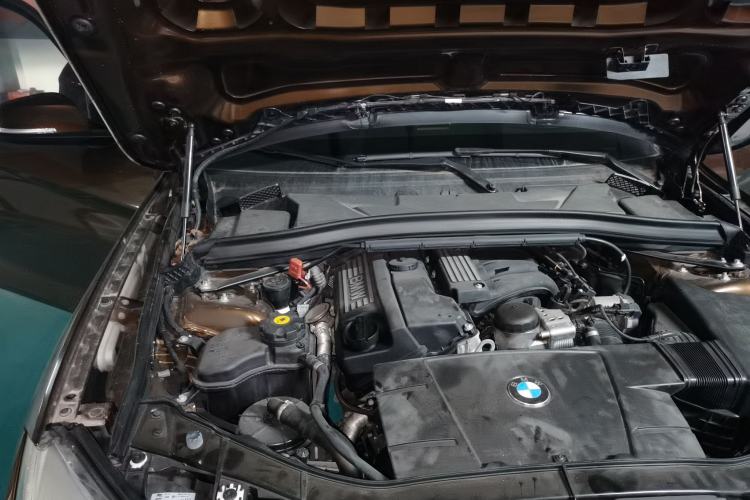 Used BMW X1 2013 sDrive18i Fashion Model Engine Bay Right