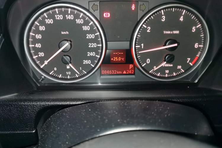 Used BMW X1 2013 sDrive18i Fashion Model Odometer Close Up