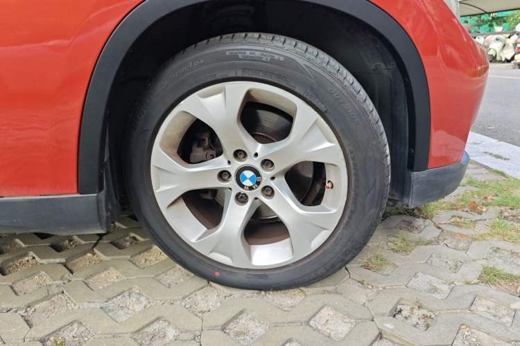 Used BMW X1 2013 sDrive18i Fashion Model Right Front Wheel Hub