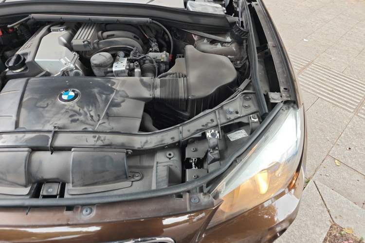 Used BMW X1 2013 sDrive18i Fashion Model Engine Bay Left