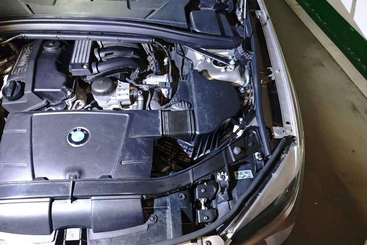 Used BMW X1 2013 sDrive18i Fashion Model Engine Bay Left
