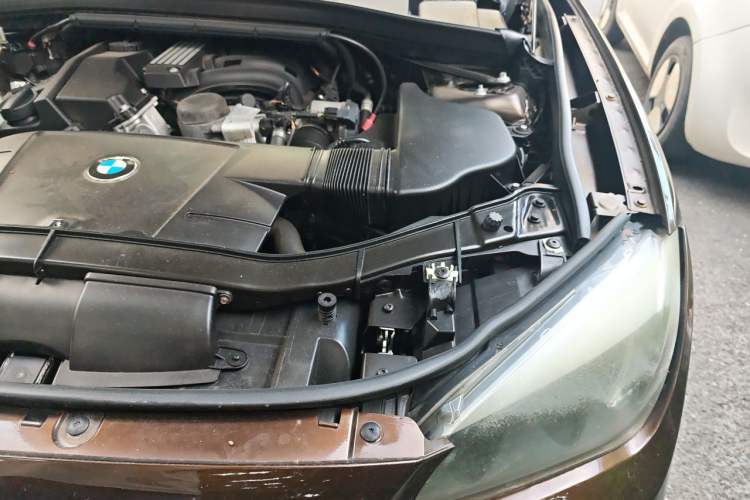 Used BMW X1 2013 sDrive18i Fashion Model Engine Bay Left