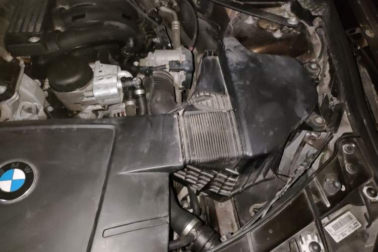 Used BMW X1 2013 sDrive18i Fashion Model Engine Bay Left