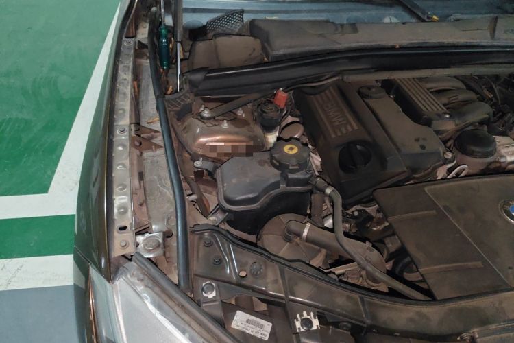 Used BMW X1 2013 sDrive18i Fashion Model Engine Bay Right